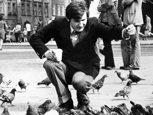 Володимир на площі годує голубів
